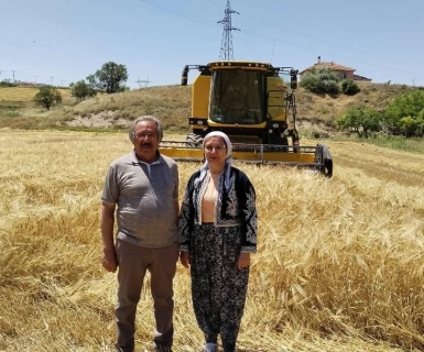 Nevşehir Milletvekilimiz Sn. Prof.Dr. Filiz Kılıç, Belediye Başkanımız ile hasat çalışmalarına katıldı.