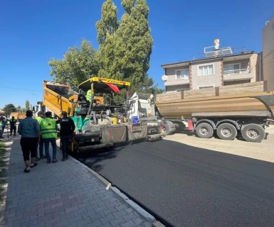 Belediye Başkanımız Mustafa Kenan SARITAŞ Zelve Caddesi hastane kavşağında devam eden sıcak asfalt çalışmasını yerinde inceledi.