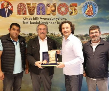 Turizm esnaflarından Evren Topuz, Ahmet Neiş ve Bülent Ünal Belediye Başkanımız Mustafa Kenan Sarıtaş'ı makamında ziyaret ettiler