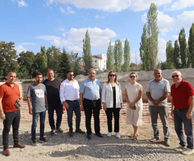 Belediye Başkanımız Mustafa Kenan Sarıtaş, MHP TBMM Grup Başkan Vekili ve Nevşehir Milletvekilimiz Prof. Dr. Filiz Kılıç’la birlikte yeni Hükümet Konağı’nın temel atma çalışmalarını yerinde incelediler.