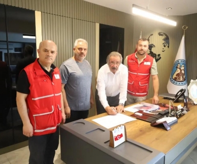 Türk Kızılay Heyeti, Belediye Başkanımızı Makamında Ziyaret Etti. Kızılay Kıyafet Kumbarası protokolünü imzalandı.