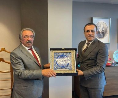 Belediye Başkanımız Mustafa Kenan SARITAŞ, İller Bankası Genel Müdür Yardımcısı Doç. Dr. Fuat UZUN'u makamında ziyaret ederek ilçemizin içme suyu hattı ve belediye hizmet araçları hakkında görüşmelerde bulundu.