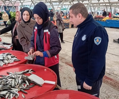 Zabıta Müdürlüğü ekiplerimiz, ilçe gıda tarım müdürlüğü ekibleri ile birlikte Su Ürünleri satışı yapan iş yeri denetimi yaptılar.