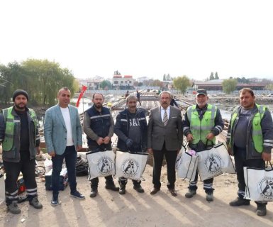 Tarihi Taş Köprünün Çelik Konstrüksiyon İşçilerine Başkan Sarıtaş Hediye Takdim Etti.