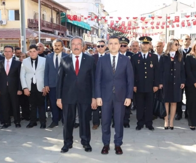 29 Ekim Cumhuriyet Bayramı Dolayısıyla Atatürk Anıtına Çelenk Sunumu Yapıldı