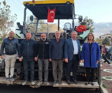 MHP TBMM Grup Başkanvekili, Nevşehir Milletvekilimiz Prof.Dr Filiz Kılıç ve Belediye Başkanımız Mustafa Kenan Sarıtaş Kapadokya Caddesinde devam eden sıcak asfalt yol yapım çalışmasını yerinde inceleyip çalışan işçilere tatlı ikram ettiler.