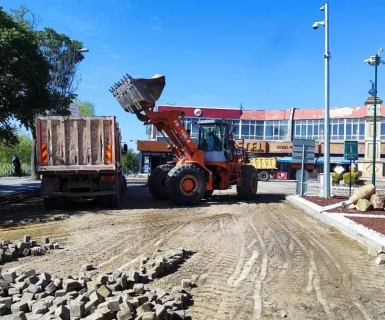 Alaaddin Camii ile Tarihi Taş Köprü'müz arası sıcak asfalt serim çalışmaları öncesi kilit parke söküm çalışmaları tamamlandı.