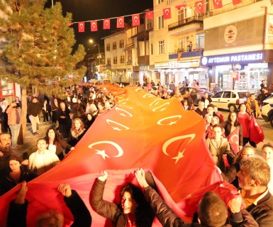 Cumhuriyet coşkusu meydanda yakılan sin sin ateşi ve çalınan marşlarla doyasıya kutlandı.