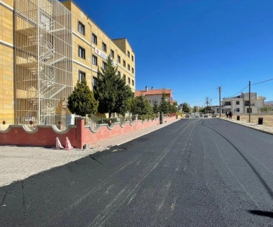 Kapadokya Caddesinde sıcak asfalt yol yapım çalışması cadde sonuna yaklaştı.