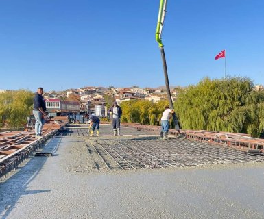 Tarihi Taş Köprüde Çelik Konstrüksiyon Üstüne Beton Atma ve Yürüyüş Yoluna Döşenecek Kereste Çalışması Yapılıyor