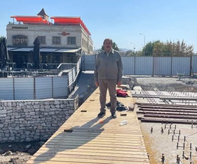 Belediye Başkanımız Mustafa Kenan Sarıtaş, tadilat çalışması hızlı bir şekilde devam eden Tarihi Taş Köprümüzde kaldırım ahşap kaplama ve beton çalışmalarını yerinde inceledi.