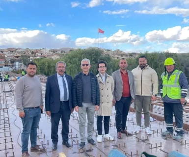 Belediye Başkanımız Mustafa Kenan Sarıtaş, Tarihi Taş Köprümüzün tadilatında kullanılan çelik konstrüksiyon üretimini yapan Ceceli Grup Yönetim Kurulu Başkanı Şerafeddin Ceceli ve ekibi ile birlikte Taş Köprümüzdeki çalışmaları incelediler.