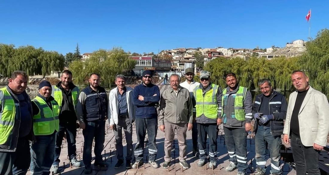 Belediye Başkanımız Mustafa Kenan Sarıtaş, Tarihi Taş Köprü’müzde devam eden tadilat çalışmasını yerinde inceledi.