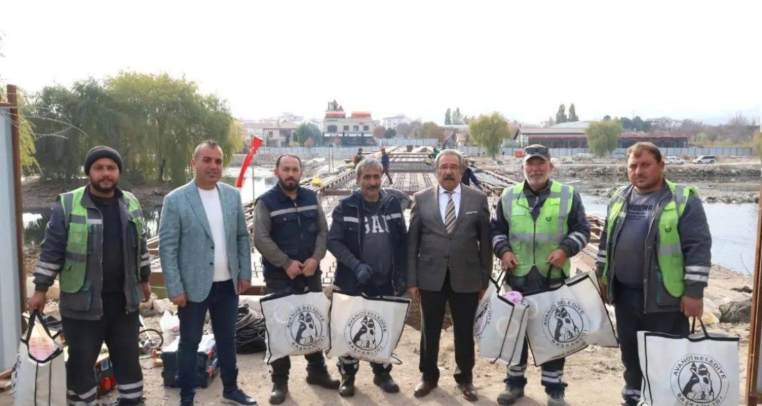 Tarihi Taş Köprünün Çelik Konstrüksiyon İşçilerine Başkan Sarıtaş Hediye Takdim Etti.