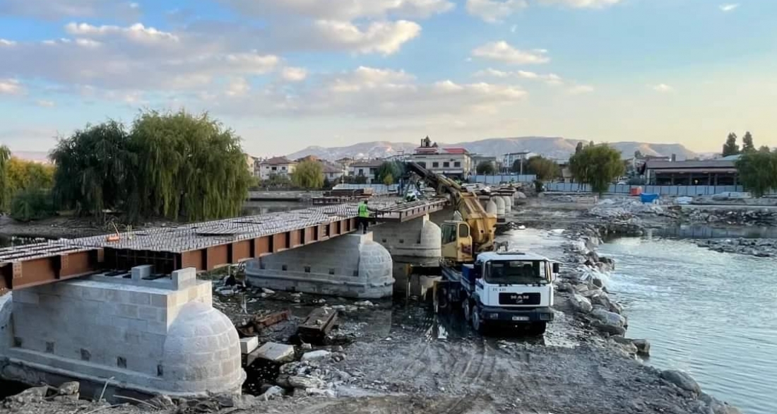 Tadilat çalışması hızlı bir şekilde devam eden Tarihi Taş Köprümüzde çelik konstrüksiyon bağlantısı ile ilçemizin iki yakası birbirine bağlandı.