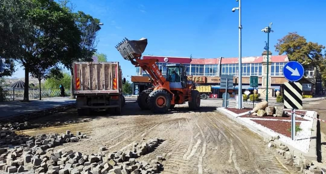 Alaaddin Camii ile Tarihi Taş Köprü'müz arası sıcak asfalt serim çalışmaları öncesi kilit parke söküm çalışmaları tamamlandı.