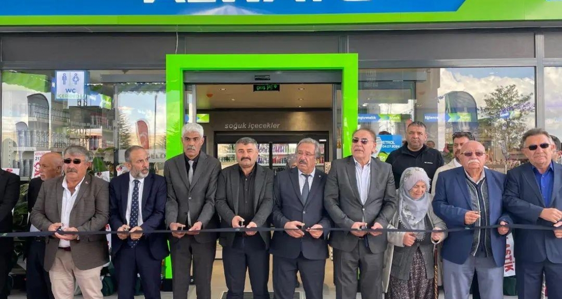 Belediye Başkanımız Mustafa Kenan SARITAŞ, Ankara - Kayseri yolu üzeri Çalış Kasabamızda faaliyete başlayan Azimli Petrol isimli işyerinin açılış törenine katıldı.