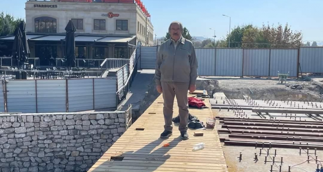 Belediye Başkanımız Mustafa Kenan Sarıtaş, tadilat çalışması hızlı bir şekilde devam eden Tarihi Taş Köprümüzde kaldırım ahşap kaplama ve beton çalışmalarını yerinde inceledi.